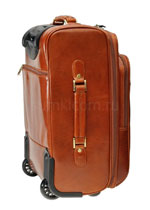 чемодан на колесах из кожи